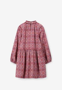 Kleid mit rot-blauem Muster, hohem Ausschnitt, langen Puffärmeln, geraffter Taille und ausgestelltem Rock. Der Stoff hat ein florales Design.