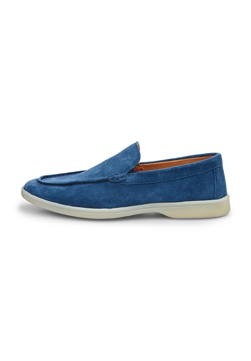 Blauer Wildleder-Slipper mit runder Zehenpartie, minimalen Nähdetails und einer kontrastierenden hellen Gummisohle.