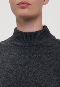 Vero Moda Tall VMIRIS HIGHNECK - Maglione - dark grey melange