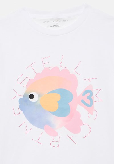 Λευκό βαμβακερό μπλουζάκι με πολύχρωμο γραφικό ψαριού σε αποχρώσεις ροζ, μπλε και κίτρινο, με τελείες στα γράμματα που περιβάλλουν το σχέδιο.