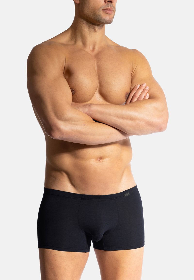 Boxer shorts de algodón negro con un ajuste ceñido, que presentan un bolsillo frontal, una textura suave y un sutil acento de logo en la cinturilla.