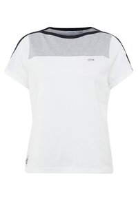 Valkoinen t-paita, jossa on harmaa yläosa, lyhyet hihat ja mustat yksityiskohdat. Vasemmalla puolella pieni logo. Kankaan pinta on teksturoitu.