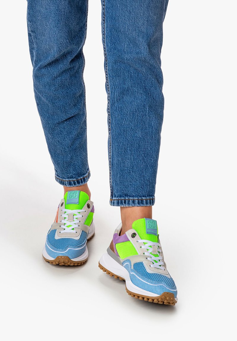 Sneaker colorate con tomaia in rete blu, con accenti in verde neon e viola, suole in gomma testurizzata e linguetta imbottita per il comfort.