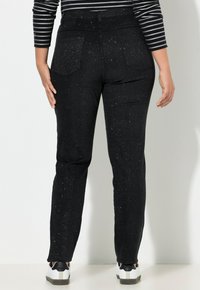 Černé džíny se slim fit, s jemným skvrnitým vzorem, pětikapsovým designem a standardním pasem.