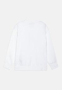 Sudadera blanca de manga larga, con cuello redondo y puños de canalé. Textura lisa, sin logotipos ni patrones visibles. Diseño minimalista.