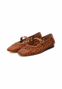 Bailarinas de cuero marrón con diseño trenzado, punta afilada y correa al tobillo. Tacón bajo con una textura suave y un intrincado patrón de recortes.