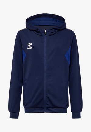 Kapuzejacke aus marineblauem Stoff mit strukturierter Oberfläche, Zip-Frontverschluss, seitlichen Taschen und kontrastierenden blauen Akzenten auf den Schultern.