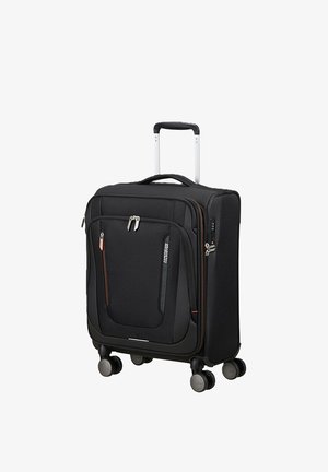 Valigia morbida nera con quattro ruote rotanti, manico retrattile, tasca frontale con cerniera e lucchetto a combinazione integrato sul lato.