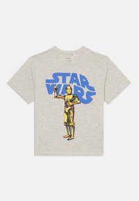 Pilkos spalvos medvilnės marškinėliai su geltonu ir juodu C-3PO grafiniu vaizdu, virš veikėjo esančiu ryškiu mėlynu tekstu „STAR WARS“. Apskritas iškirpimas.