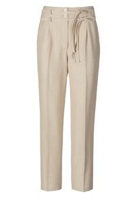 Beige plisserade byxor med vertikala smalrandiga mönster, mjukt tyg, två knappar i midjan och ett bälte för justering.