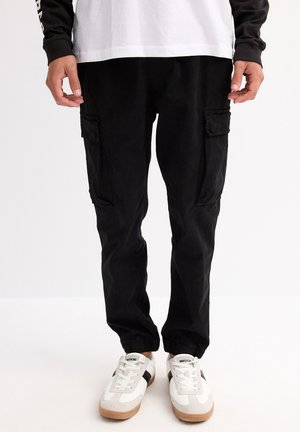 INSIDE CON BOLSILLOS PERNERAS - Pantalones cargo - black