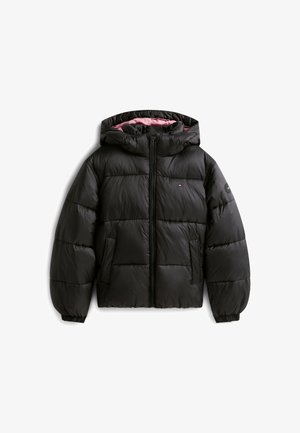 Crna podstavljena jakna s kapuljačom, koja ima prednji zatvarač, ružičastu podstavu i dva bočna džepa. Elastični rukavi i vidljivo detaljno šivanje.