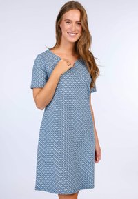 Blau gemustertes Kleid mit kurzen Ärmeln, einem V-Ausschnitt und einer A-Linie. Der Stoff weist ein geometrisches Design in unterschiedlichen Blautönen auf.