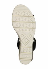 Semelle en caoutchouc blanche avec des motifs géométriques, y compris des diamants et des lignes. Présente une surface texturée et le nom de la marque "Tamaris" en relief.