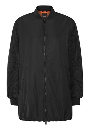 Cazadora bomber negra con cremallera frontal, puños acanalados y bolsillos laterales. Presenta una textura suave y detalles fruncidos en las mangas.