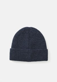 Beanie in lana lavorata a maglia di colore blu scuro con risvolto, texture a coste, posato piatto su uno sfondo bianco.