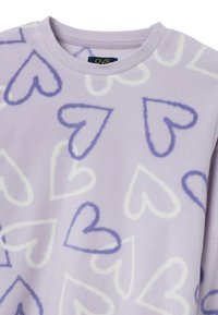 Lavendelfarbener Fleece-Pullover mit einem durchgehenden Herzmuster in dunklerem Lila und Weiß. Runder Halsausschnitt und weicher Stoff.