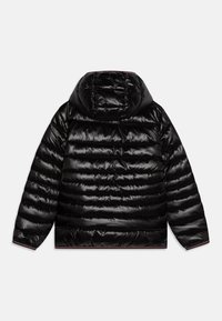 Sort pufjakke med en glat, blank tekstur, vandret quiltet mønster, en fastgjort hætte og kontrasterende rød kant ved manchetterne og nederste kant.