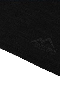 Schwarzer Sportstoff mit leicht strukturierter Oberfläche, in der unteren Ecke mit einem Logo versehen, schräg gegen einen weißen Hintergrund.