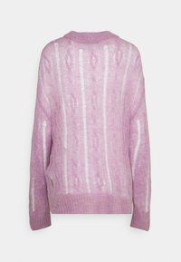 Rosa gestrickter Pullover mit lockerer Passform, gerippten Bündchen und einem Muster aus vertikalen Streifen in unterschiedlicher Transparenz. Weiches, strukturiertes Material.