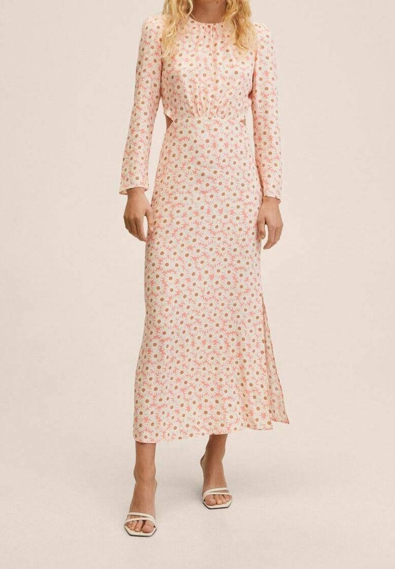 Vestido midi floral en rosa claro con mangas largas, escote fruncido, cortes laterales y un tejido suave y ligero cubierto de pequeñas flores de colores.