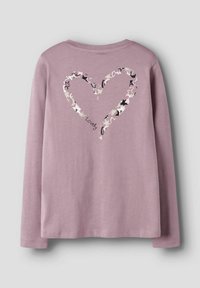 Langärmliges lila Shirt mit einem Herzdesign aus Sternen und dem Wort "Geliebt" in Schwarz. Weicher Stoff mit lockerer Passform.