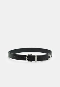 Schwarzer Ledergürtel mit glatter Textur, silberner Metallschnalle und mehreren Einstelllöchern entlang des Riemens zur Größenanpassung.