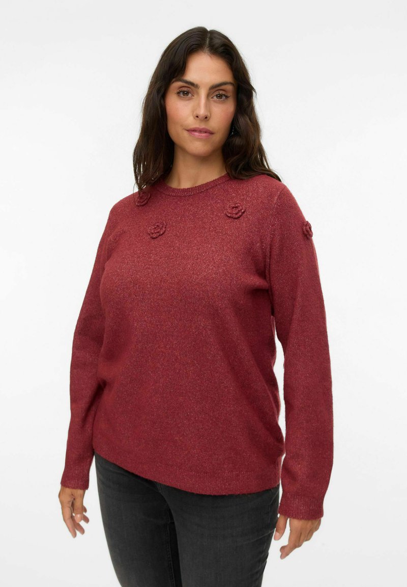 Pull maroon avec une finition texturée, ornée d'accents de fleurs tridimensionnels sur les épaules, col rond et manches longues.