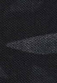 Zwarte textiel met een geweven textuur, met een subtiele grijze accent in een slanke, hoekige vorm. Geen opmerkelijke patronen of hardware zichtbaar.