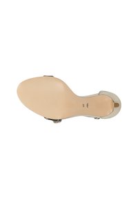 Sandalo alto argentato con superficie metallica liscia, punta aperta e soletta di colore beige testurizzata. Presenta un cinturino stretto e un design minimalista.