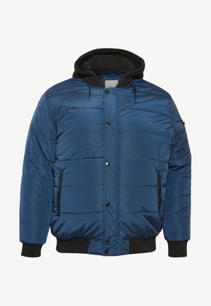 Minkšta mėlyna striukė su gobtuvu, blizgaus paviršiaus, priekyje užsegama užsegimais, šoninės kišenės ir juodos baigimo šoninės rankovės.