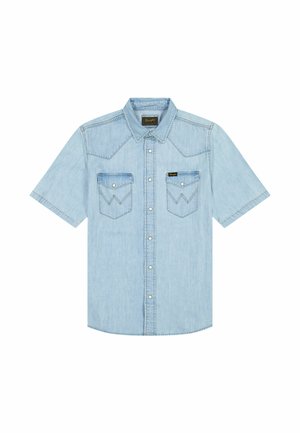 Lichtblauw denim overhemd met korte mouwen, drukknopen, twee borstzakken met kleppen en een puntkraag.