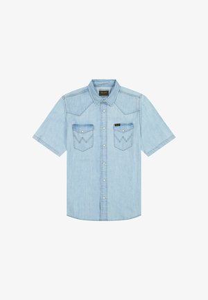 Lichtblauw denim overhemd met korte mouwen, drukknopen, twee borstzakken met kleppen en een puntkraag.