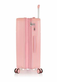 Hartschalenkoffer in Hellrosa, ausgestattet mit einem Teleskopgriff, Doppel-Reißverschlüssen, einem Zahlenschloss und vier schwarzen und rosa Rädern.