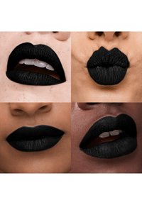 Vier close-ups van diverse lippen met matte zwarte lippenstift, elk met een andere uitdrukking, waaronder licht geopend, getuit en gesloten.