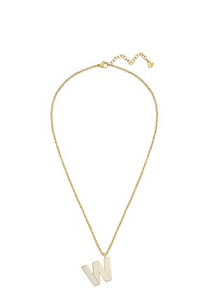 Collier chaîne en or avec un grand pendentif rayé en forme de lettre W et une fermeture ajustable avec une petite extension en forme de cœur.