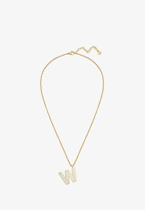 Collier chaîne en or avec un grand pendentif rayé en forme de lettre W et une fermeture ajustable avec une petite extension en forme de cœur.