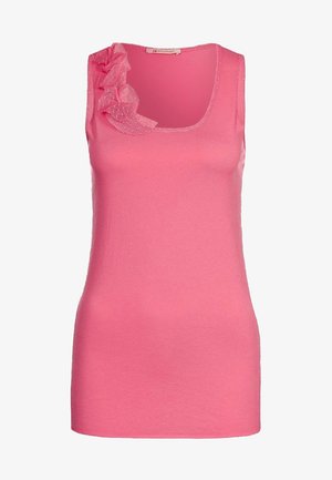 Top rosa senza maniche con scollo a U e dettaglio di ruches strutturate sulla spalla sinistra, realizzato in tessuto morbido con finitura liscia.