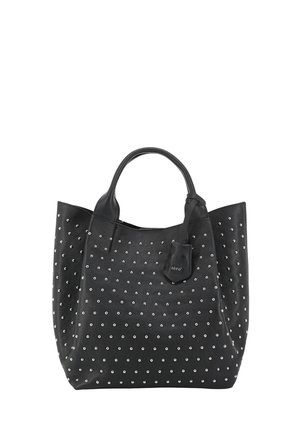 Schwarze Ledertasche mit zwei Griffen, verziert mit gleichmäßig verteilten silbernen Nieten und einem kleinen Markenetikett.