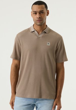 Korte mouwen, tan polo shirt met een gestructureerde stof, een V-halskraag en een klein vierkant logo op de linkerborst. Standaard pasvorm.