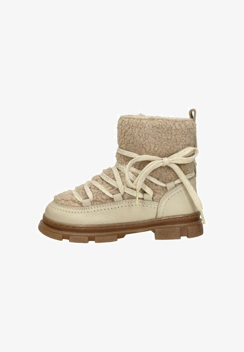 Bottine ankle beige clair avec un dessus en shearling texturé, fermeture à lacets et semelle en caoutchouc. Présente un bout arrondi et un col rembourré.