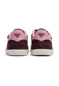 Mörk vinröda mockaskor med rosa läderdetaljer och en logotyp; vit gummisula. Kardborreband för säker passform.