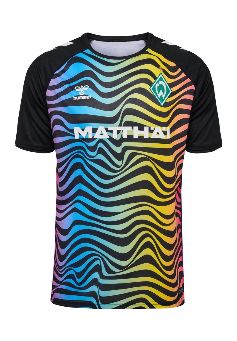 Multifarvet T-shirt med korte ærmer og bølgemønstre, som har sorte ærmer og en sort bund. Den har et logo og "MATTHÄI" i hvid tekst.