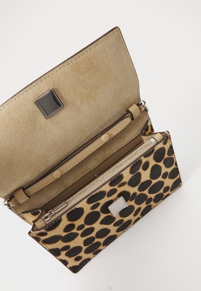 Portofel cu imprimeu de leopard, realizat din piele, are un interior din suede bej, un buzunar cu fermoar și un accent metalic cu logo, având închidere prin buton.