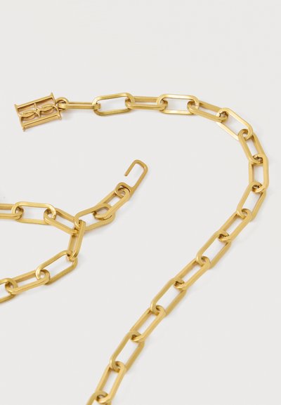 Κολιέ σε χρυσό τόνο με επιμηκυμένους ορθογώνιους κρίκους αλυσίδας και γεωμετρικό κλείστρο, τοποθετημένο σε λευκό φόντο.