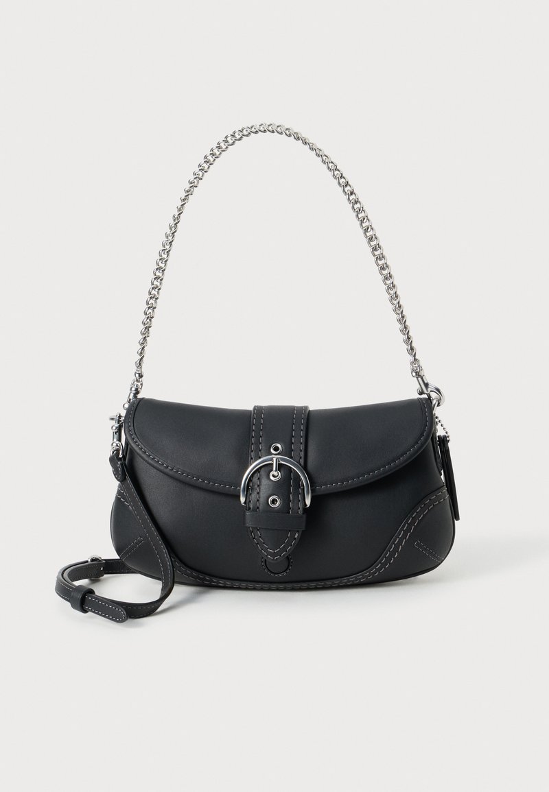 Borsa a tracolla in pelle nera con forma curva, tracolla in catena argentata e fibbia decorativa. Presenta cuciture a contrasto e tracolla rimovibile.