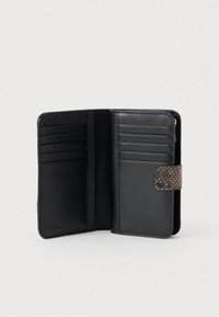 Fekete bőr pénztárca több kártyatartó rekesszel, barna texturált díszítéssel, sima belsővel és patentzárral. Kompakt, téglalap alakú kialakítás.