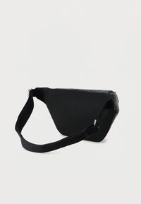 Schwarze Bauchtasche aus strukturiertem Mesh-Stoff. Wiederkehrendes dreieckiges Muster, Reißverschluss und ein breiter, verstellbarer Gurt. Einfaches Design.