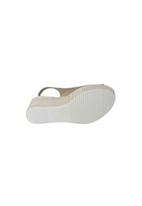 Sandalo platform beige con suola in gomma testurizzata, dotato di una fascia larga e design aperto sul retro per una facile calzata.
