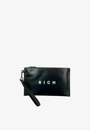 Borsa clutch in pelle nera con texture liscia, caratterizzata da un testo bianco a contrasto "RICH" sulla parte anteriore e un cinturino da polso staccabile.